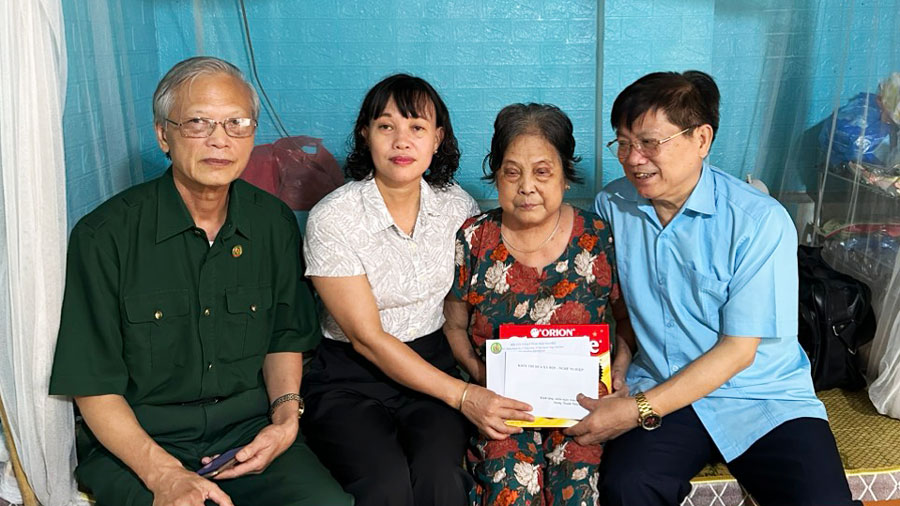 Đại diện Khối Thi đua các Hội Xã hội-Nghề nghiệp tặng quà của Khối cho Hội viên TNXP Lương Thị Hội, xã Bản Ngoại (Đại Từ).