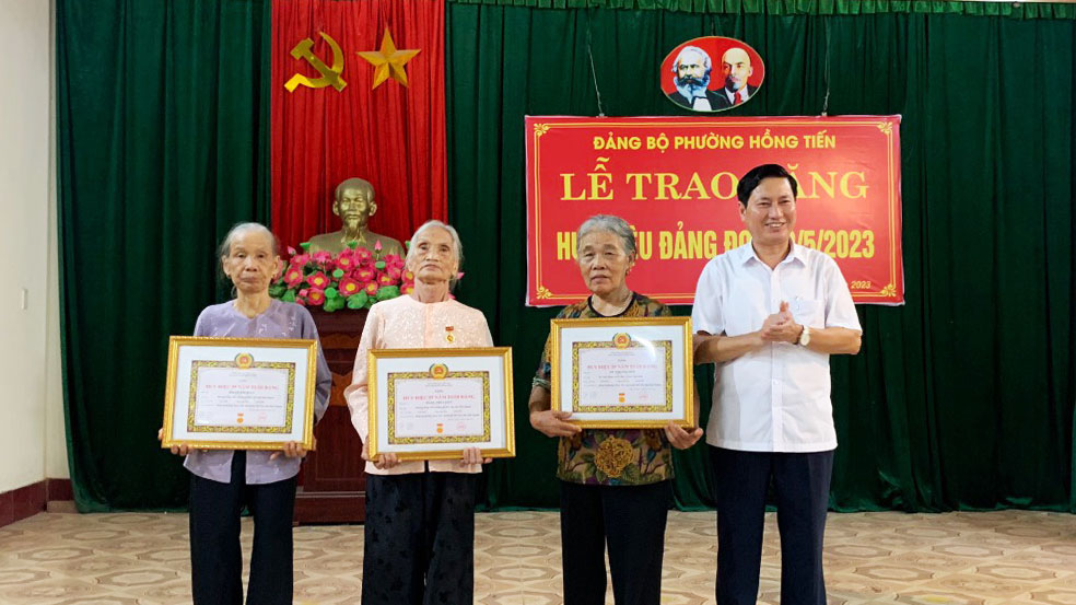TP. Phổ Yên: Trao tặng Huy hiệu Đảng đợt 19-5 cho đảng viên