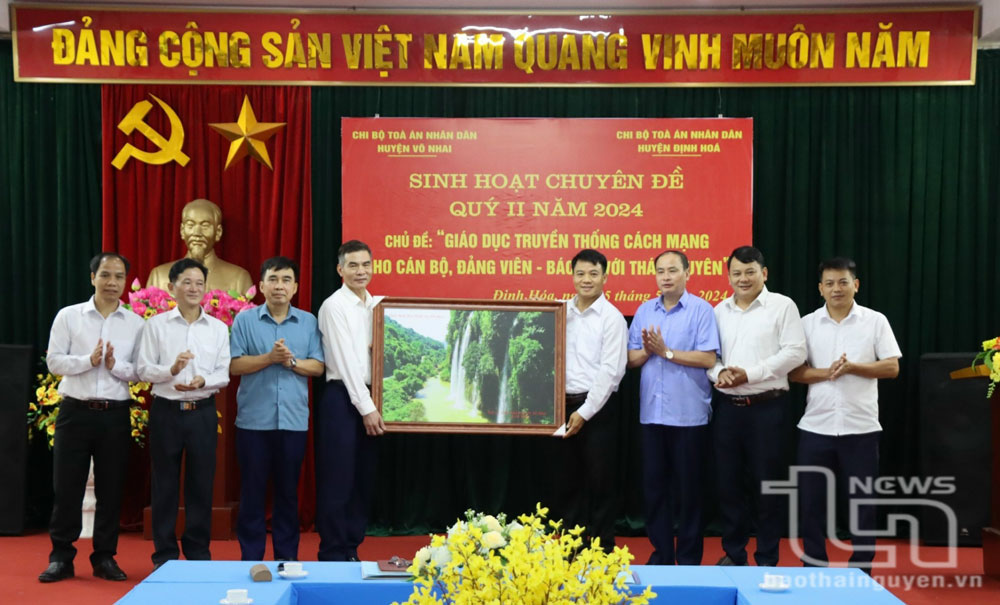 Chi bộ Tòa án nhân dân huyện Võ Nhai phối hợp với Chi bộ Tòa án nhân dân huyện Định Hóa tổ chức sinh hoạt chuyên đề tại ATK Định Hóa với chủ đề Bác Hồ với Thái Nguyên.