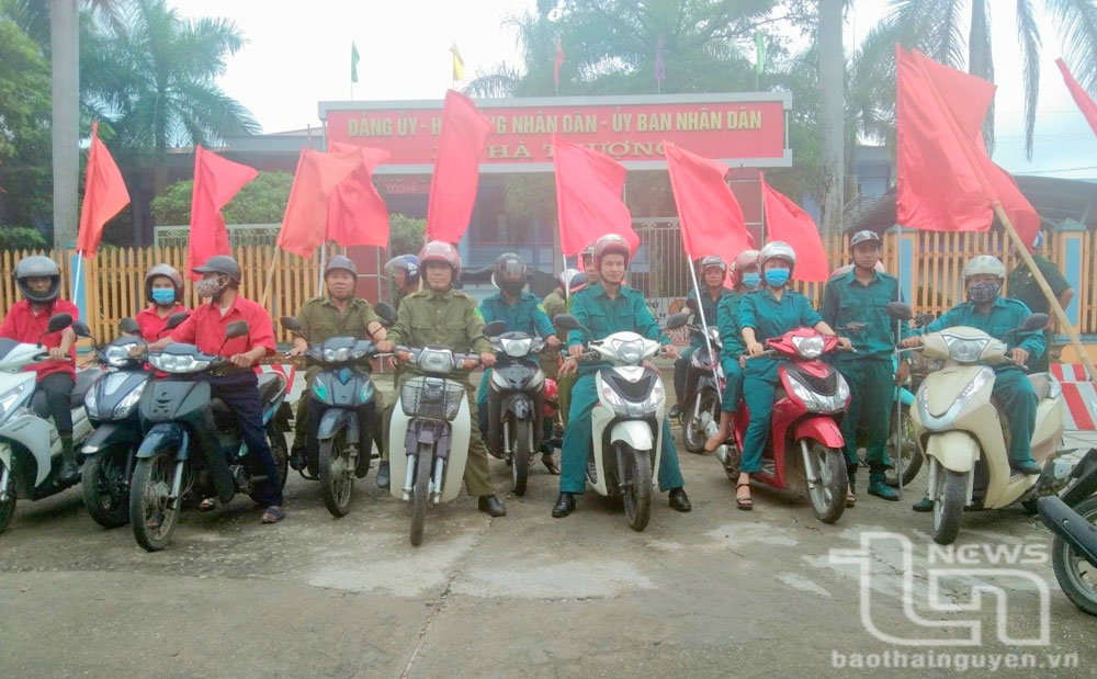 Dân quân xã Hà Thượng tham gia tuyên truyền pháp luật cho người dân.