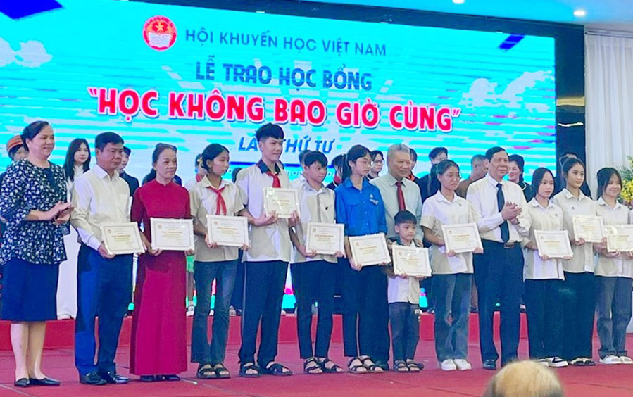 Ông Nguyễn Hồng Sơn, Phó Chủ tịch Trung ương Hội Khuyến học Việt Nam, trao học bổng cho các điển hình của tỉnh Thái Nguyên.