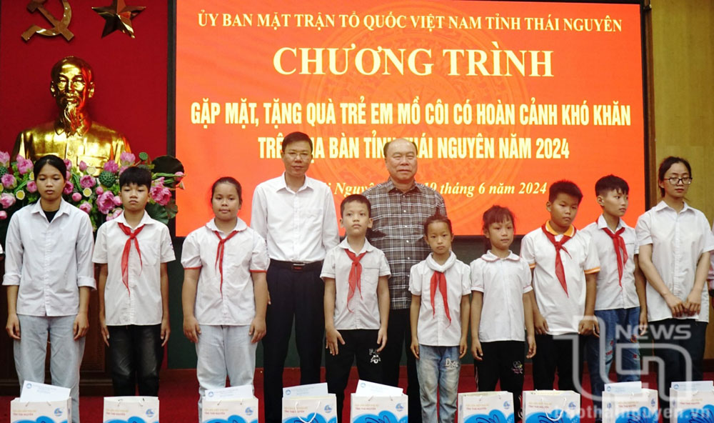 Ông Nguyễn Huy Quý, Chủ tịch Hội đồng quản trị, Tổng Giám đốc Công ty CP Đầu tư xây dựng và Khai thác khoáng sản Thăng Long, cùng lãnh đạo Ủy ban MTTQ tỉnh tặng quà cho trẻ em mồ côi có hoàn cảnh đặc biệt khó khăn. 