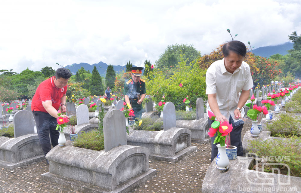 Dâng hương tại các nghĩa trang liệt sĩ ở miền Trung