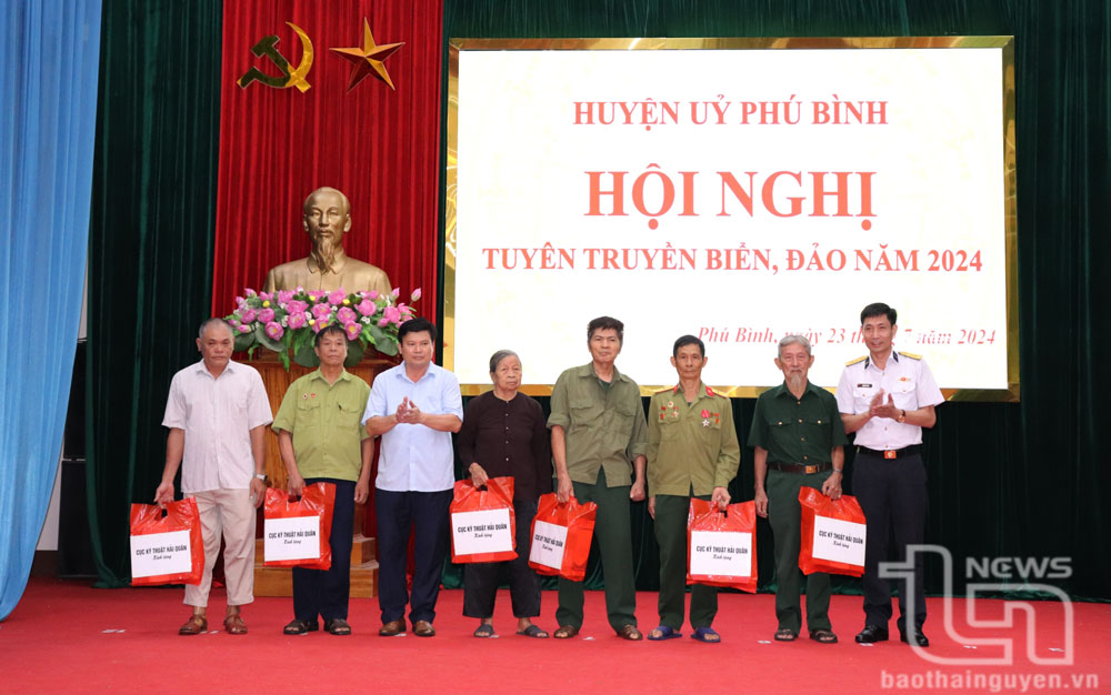 Cục Kỹ thuật Hải quân tuyên truyền về biển đảo tại Phú Bình