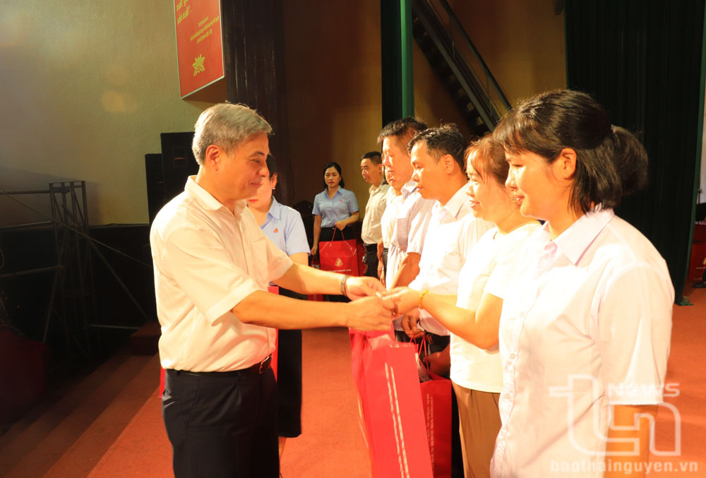 Lãnh đạo Công ty CP Gang thép Thái Nguyên trao quà cho con em thương binh, thân nhân liệt sĩ đang công tác tại các đơn vị trực thuộc. 