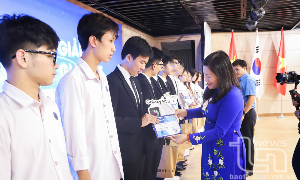 Samsung Thái Nguyên trao học bổng cho học sinh giỏi quốc gia