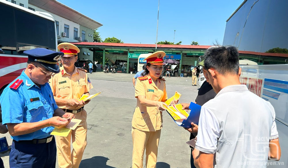 Thu hồi phù hiệu 19 phương tiện vi phạm từ thiết bị giám sát hành trình