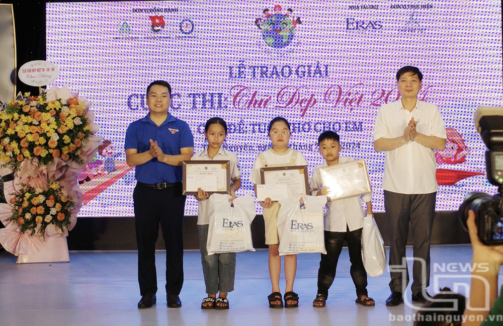 Các thí sinh được trao giải.