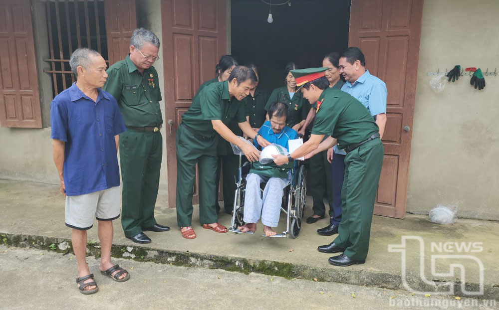 Thăm hỏi, tặng quà cựu thanh niên xung phong Đại đội 915