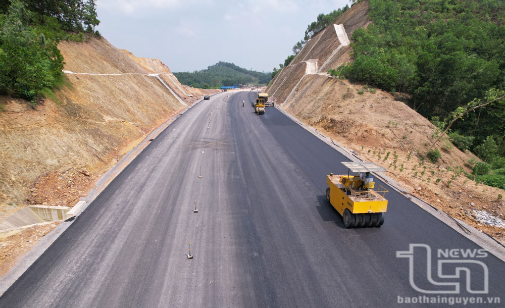 Thi công thảm nhựa Tuyến đường liên kết, kết nối các tỉnh Thái Nguyên - Bắc Giang - Vĩnh Phúc.