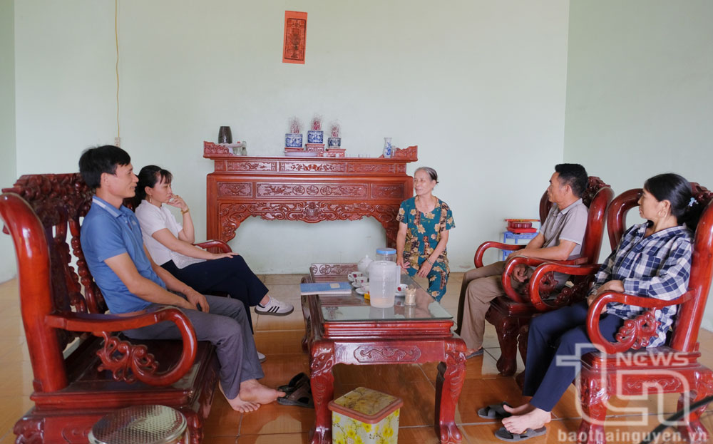 Người dân tập trung kêu cứu khi phải trả khoản tiền bản thân không được nhận.