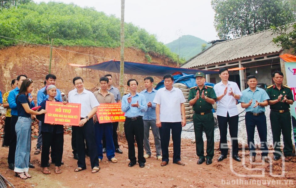 Đại diện Công ty CP Đầu tư và Thương mại TNG tặng kinh phí hỗ trợ làm nhà ở cho hộ nghèo trên địa bàn xã Nam Hòa (Đồng Hỷ).