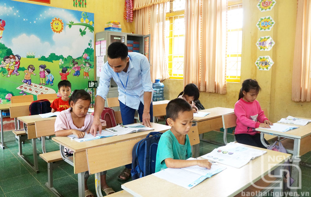 Thầy giáo Nông Văn Hữu đã có nhiều năm công tác tại Trường, gắn bó với việc dạy học cho học sinh lớp 1.