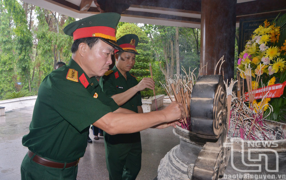 Các thành viên trong Đoàn công tác của tỉnh Thái Nguyên thắp hương tri ân các liệt sĩ thanh niên xung phong.