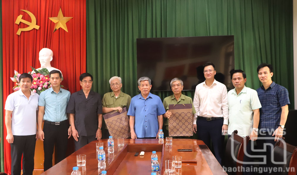 Tặng quà Mẹ Việt Nam Anh hùng và người có công nhân dịp 27-7
