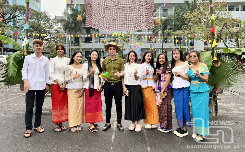 Các lưu học sinh Lào tại Trường Cao đẳng Thái Nguyên tích cực tham gia hoạt động giao lưu văn hóa - văn nghệ.