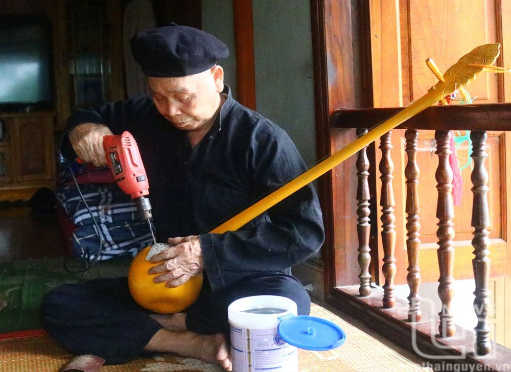 Chuyện cụ già làm đàn tính bên chân đèo De