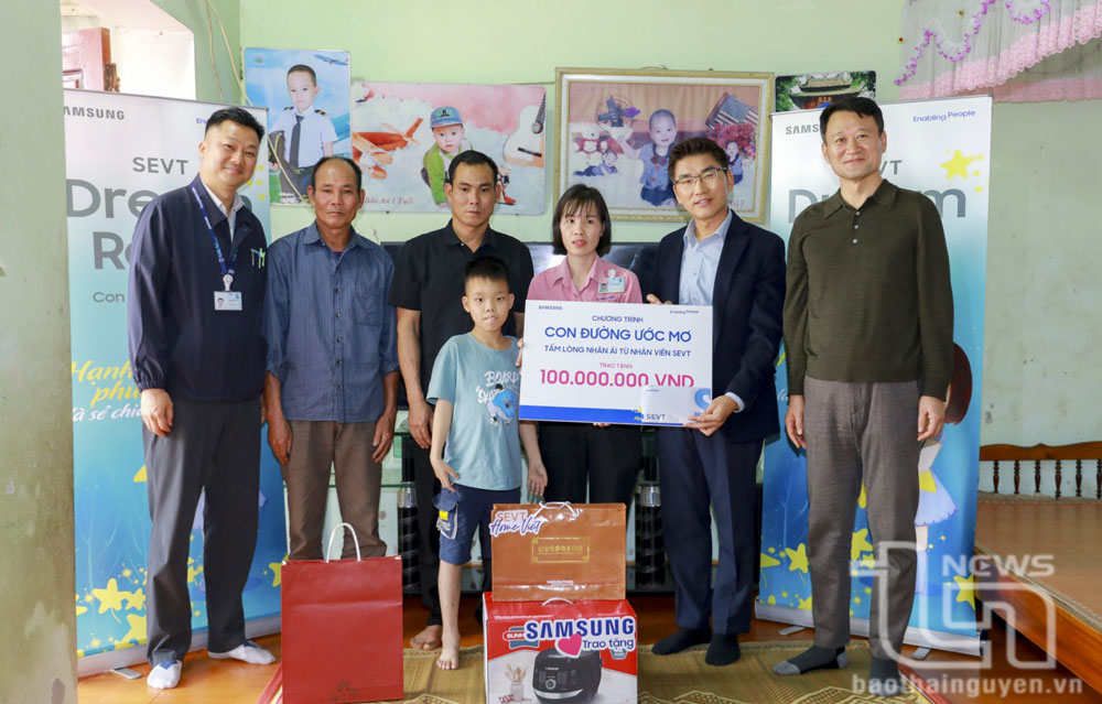 Công đoàn Công ty TNHH Samsung Electronics Việt Nam Thái Nguyên hỗ trợ kinh phí và hiện vật cho trẻ em nghèo có hoàn cảnh đặc biệt.