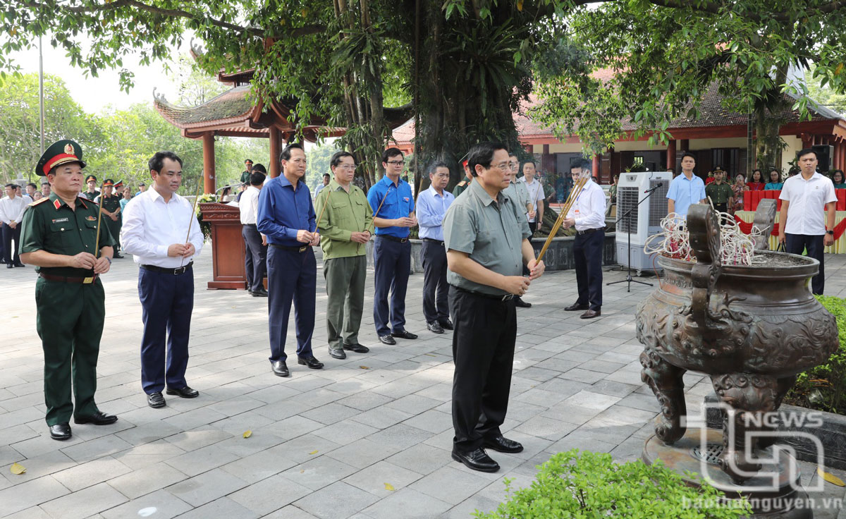 Thủ tướng Phạm Minh Chính dâng hương các di tích và tặng quà người có công tại Thái Nguyên