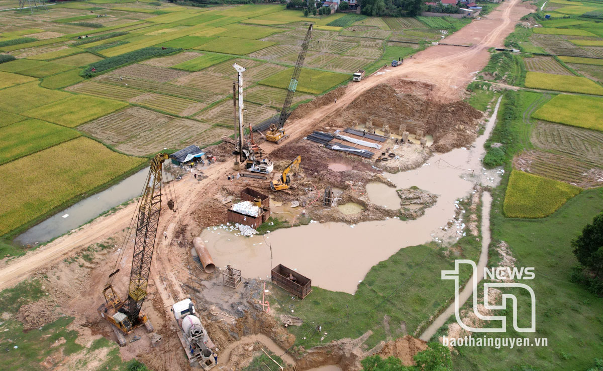 Thi công hạng mục cầu vượt Sông Công thuộc Dự án tuyến đường liên kết, kết nối các tỉnh Thái Nguyên - Bắc Giang - Vĩnh Phúc.