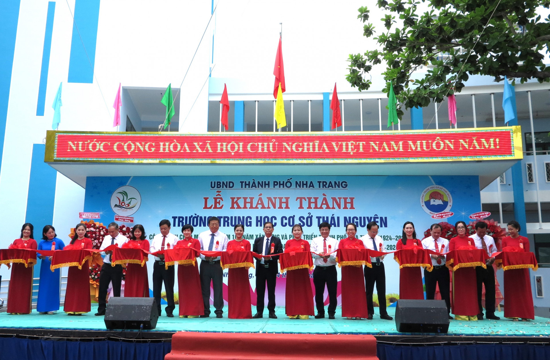 Các đại biểu cắt băng khánh thành.