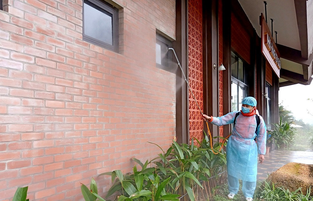 Nhân viên của Diệt Mối 24H đang  phun thuốc diệt côn trùng