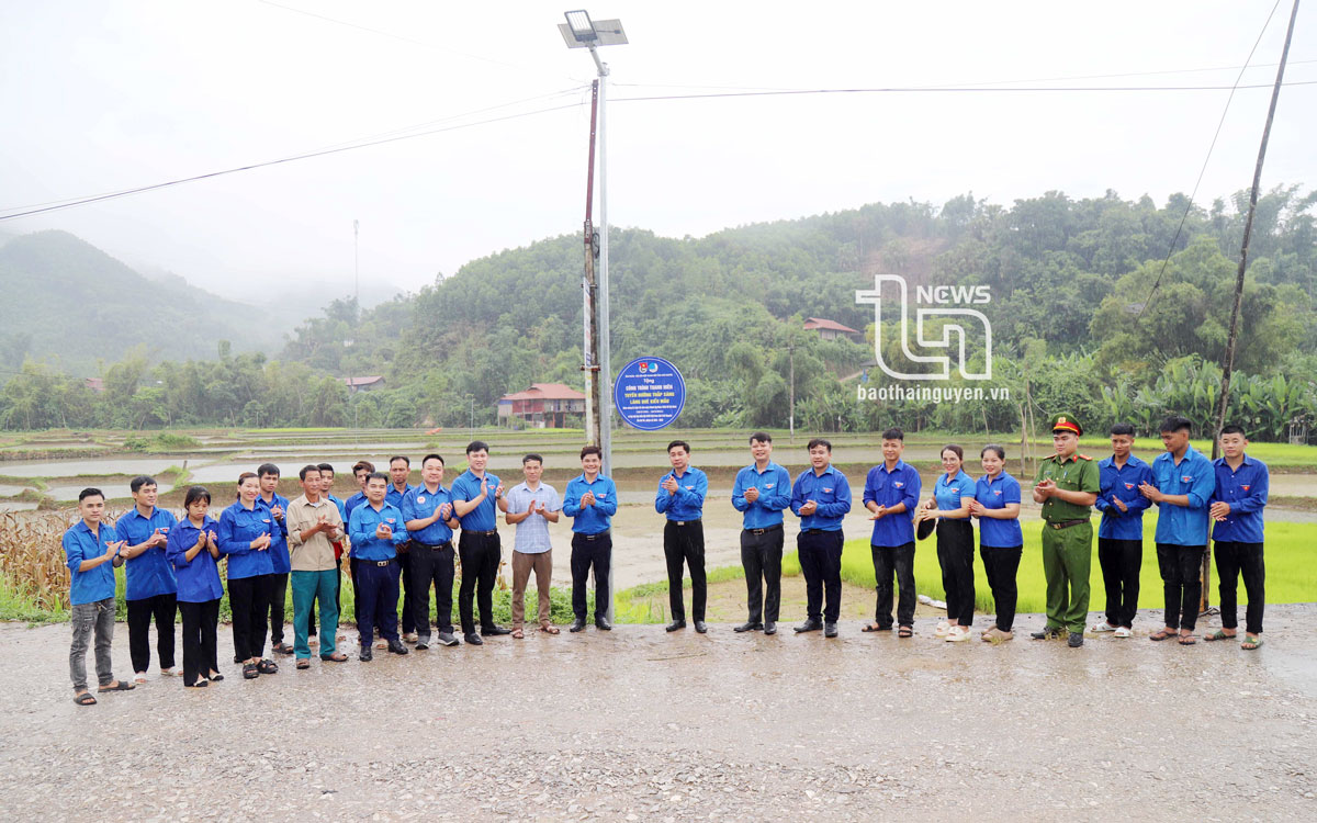 Bàn giao công trình “Tuyến đường thắp sáng làng quê kiểu mẫu” tại xã Nghinh Tường