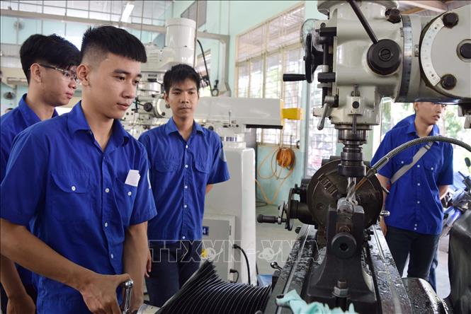 Đổi mới giáo dục nghề nghiệp để thích ứng với thế giới việc làm 4.0 