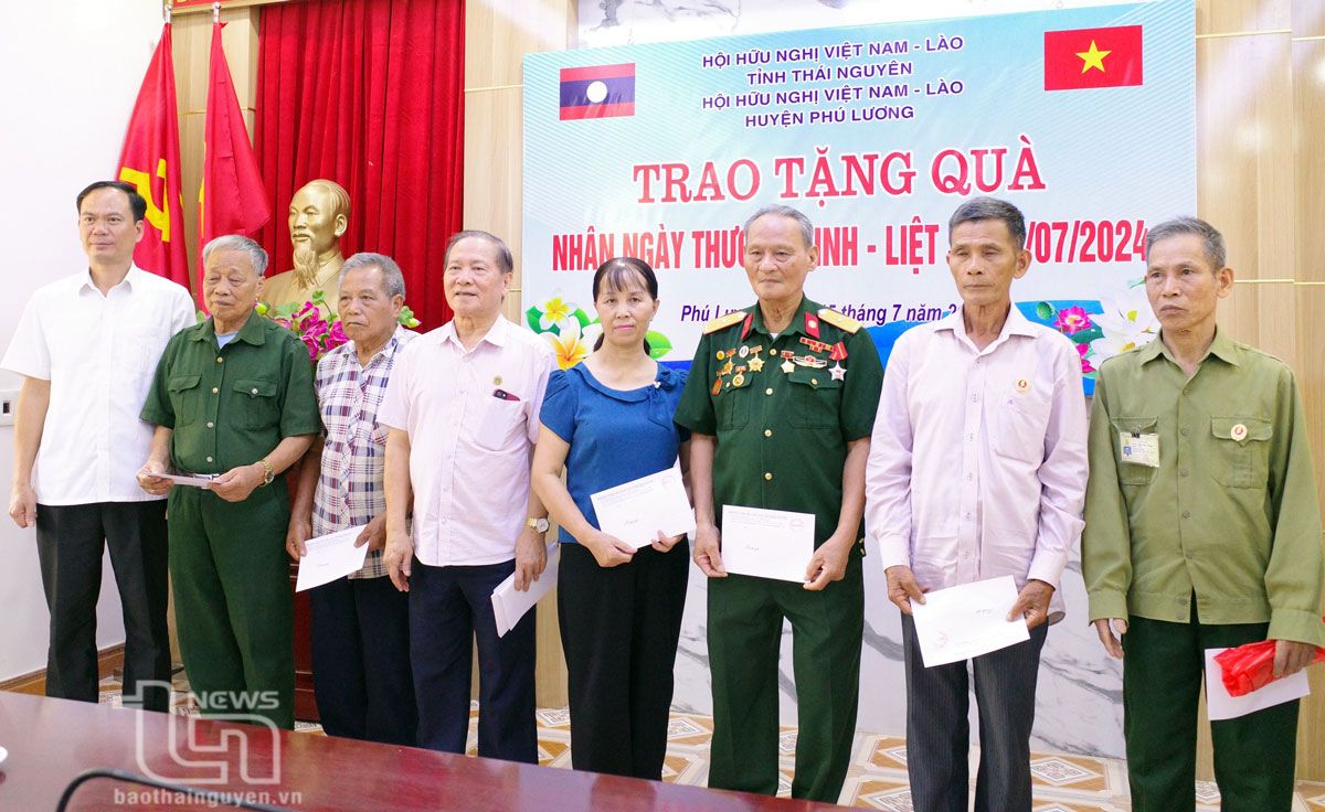 Hội Hữu nghị Việt Nam - Lào tỉnh: Thăm, tặng quà thương binh, bệnh binh và thân nhân liệt sĩ
