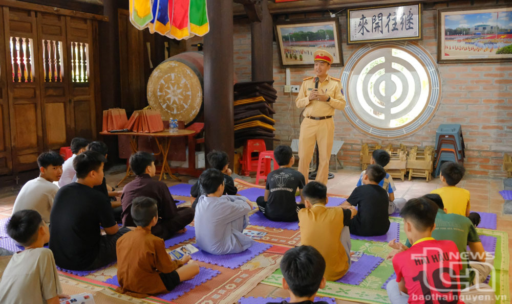Tuyên truyền Luật Giao thông đường bộ tại khóa tu mùa Hè