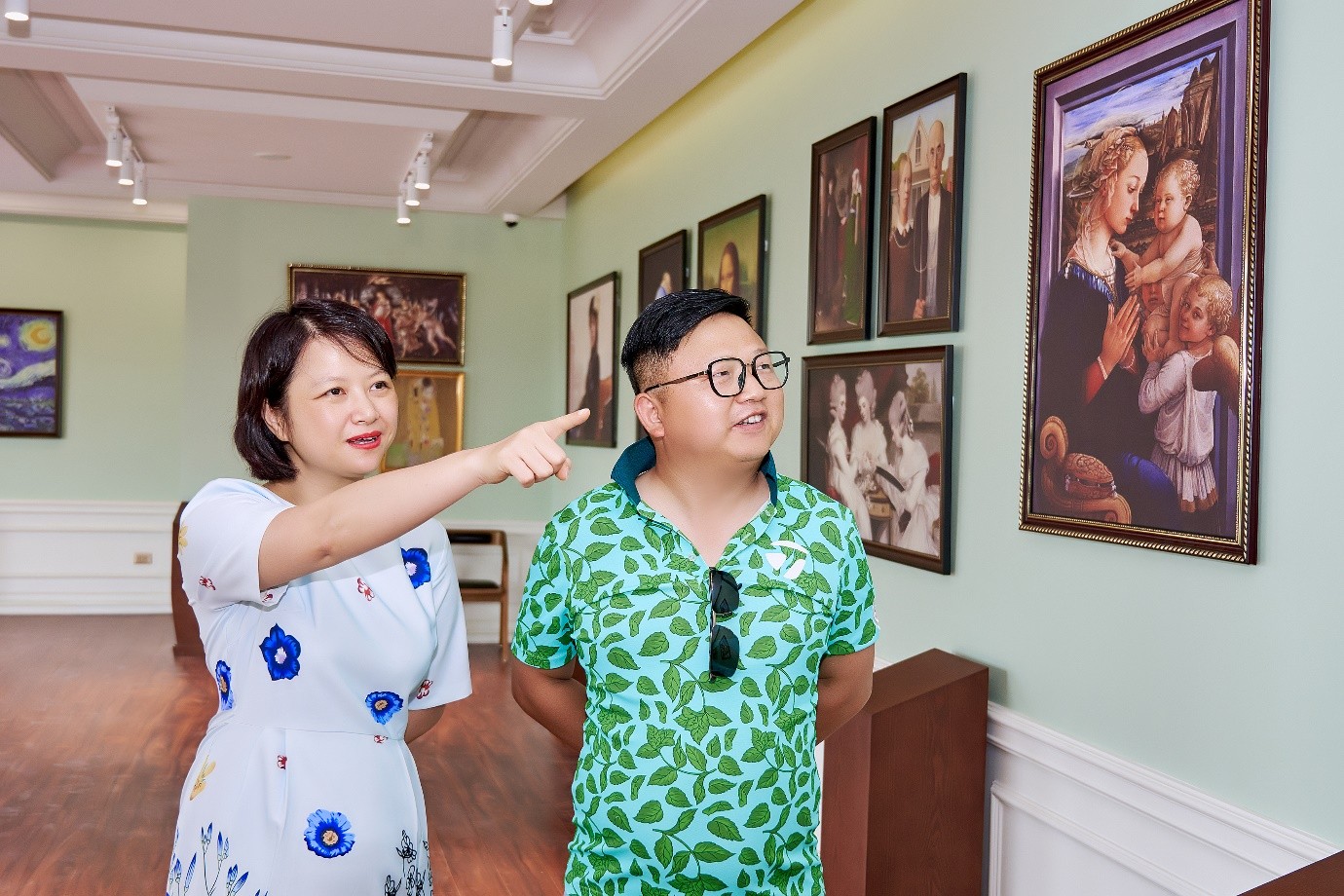 Ông Jack Lu đi tham quan phòng trưng bày tranh trong Clubhouse của dự án City Rise.
