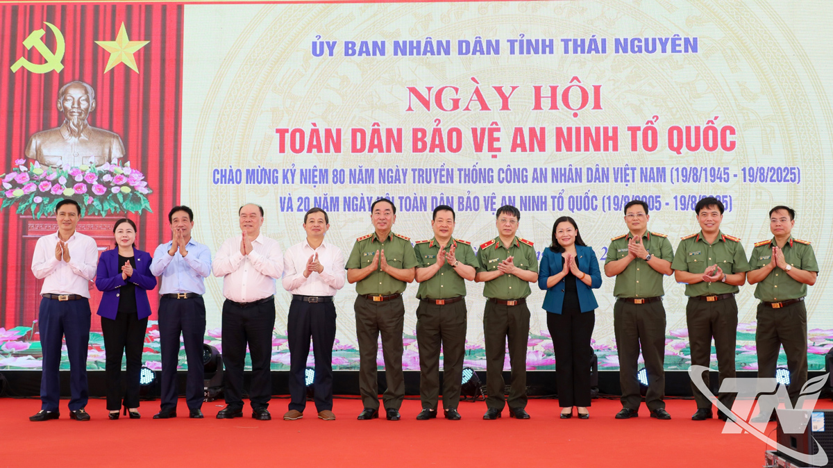 Các đại biểu chụp ảnh lưu niệm cùng lãnh đạo Công ty CP Đầu tư xây dựng và Khai thác khoáng sản Thăng Long và xã Thần Sa.