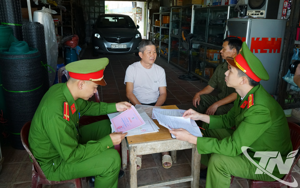 Lực lượng Công an tuyên truyền cho người dân về chủ trương sáp nhập tỉnh và đảm bảo an ninh trật tự.