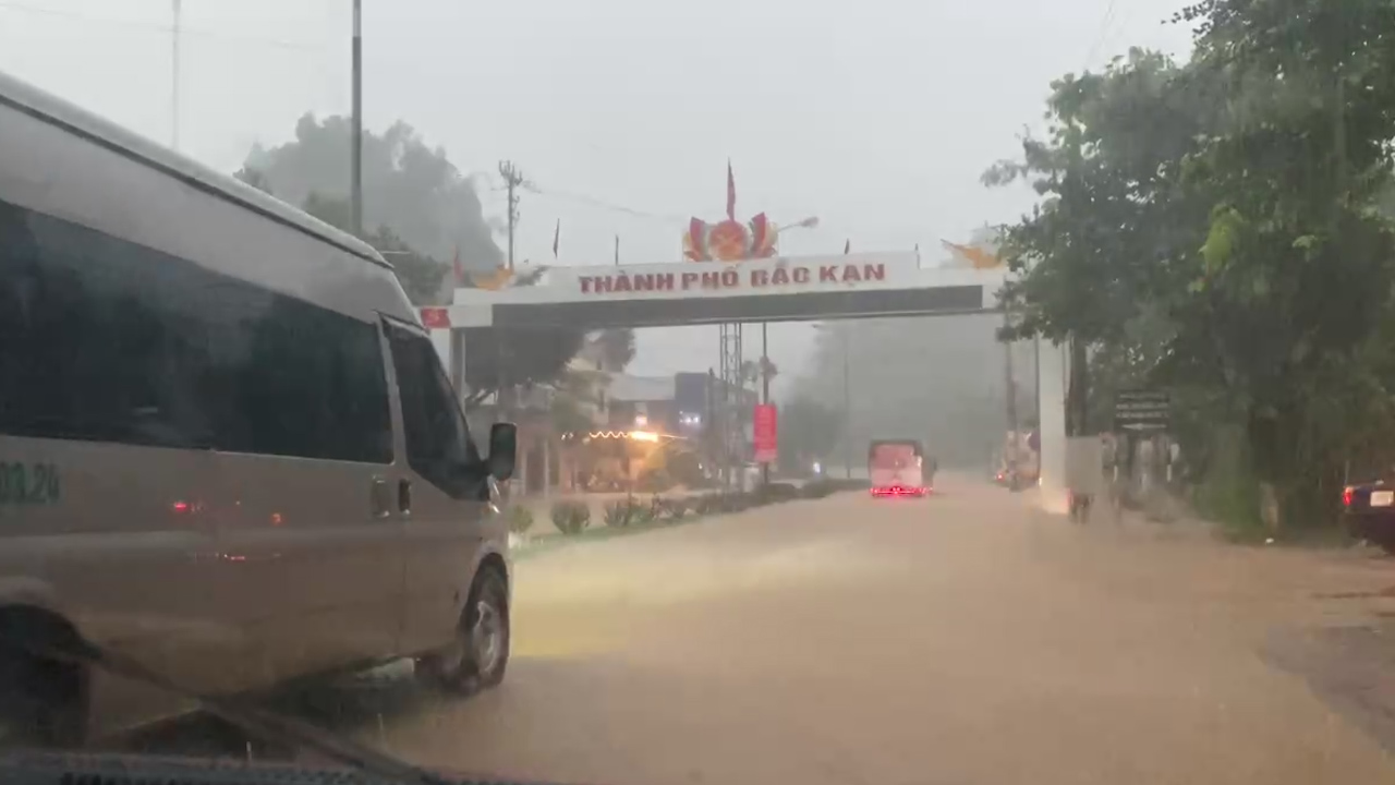 Mưa lớn gây ngập úng cục bộ một số tuyến đường tại phường Bắc Kạn, Đức Xuân
