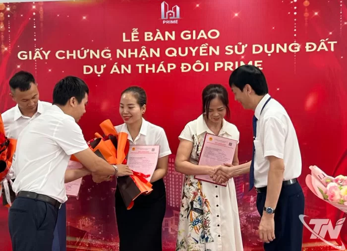 Bàn giao giấy chứng nhận quyền sử dụng đất cho cư dân Tòa tháp đôi Prime