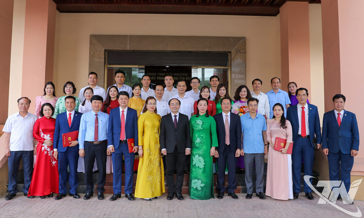 Đồng chí Phó Bí thư Thường trực Tỉnh ủy và các đại biểu cùng tập thể cán bộ, lãnh đạo Báo và Phát thanh, Truyền hình Thái Nguyên.