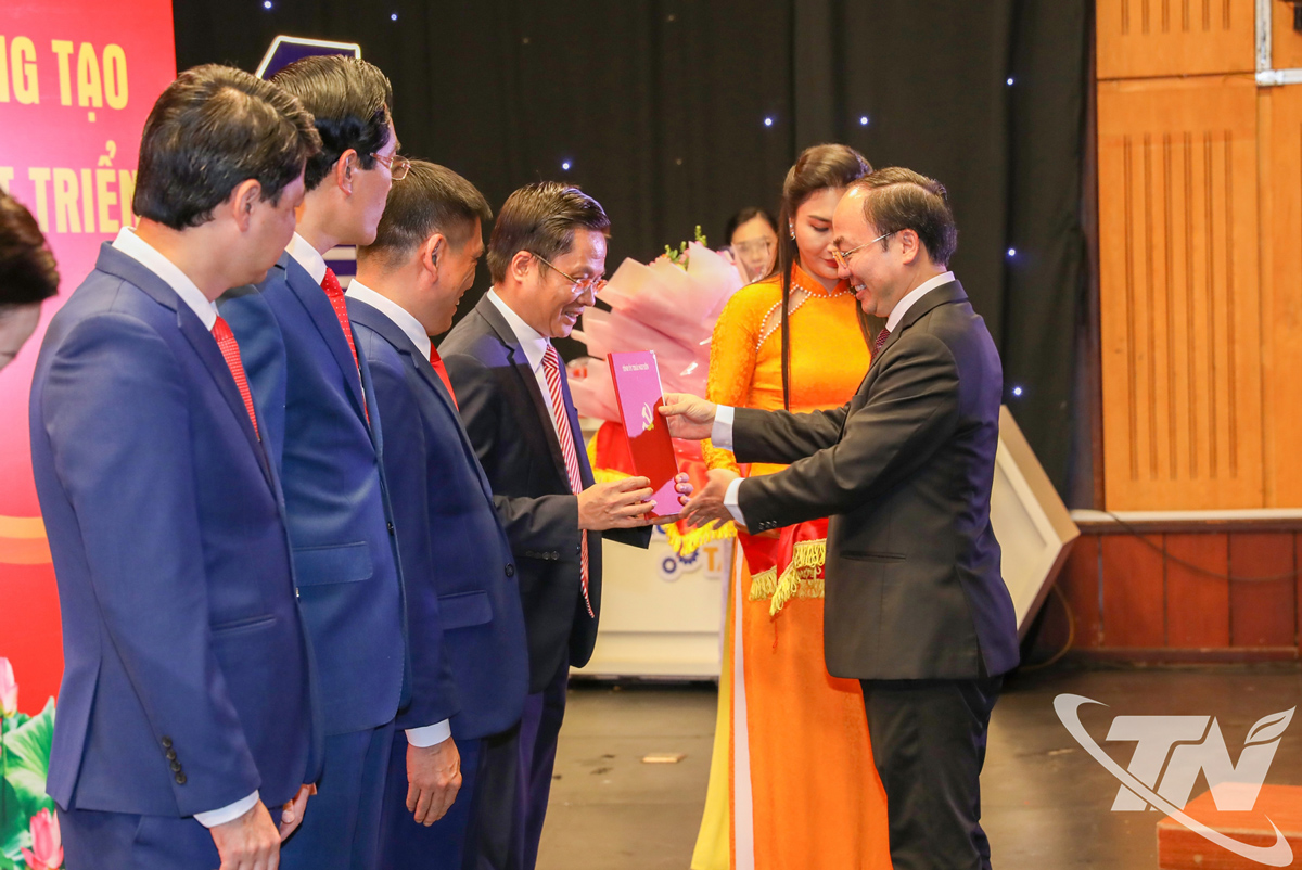 Đồng chí Phó Bí thư Thường trực Tỉnh ủy Nguyễn Đăng Bình trao quyết định bổ nhiệm các thành viên Ban Biên tập Báo và Phát thanh, Truyền hình Thái Nguyên.
