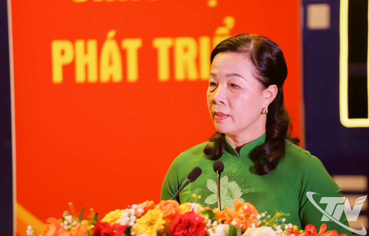 Đồng chí Nguyễn Thị Vũ Anh, Ủy viên Ban Chấp hành Đảng bộ tỉnh, Tổng Biên tập Báo và Phát thanh, Truyền hình Thái Nguyên, phát biểu nhận nhiệm vụ.