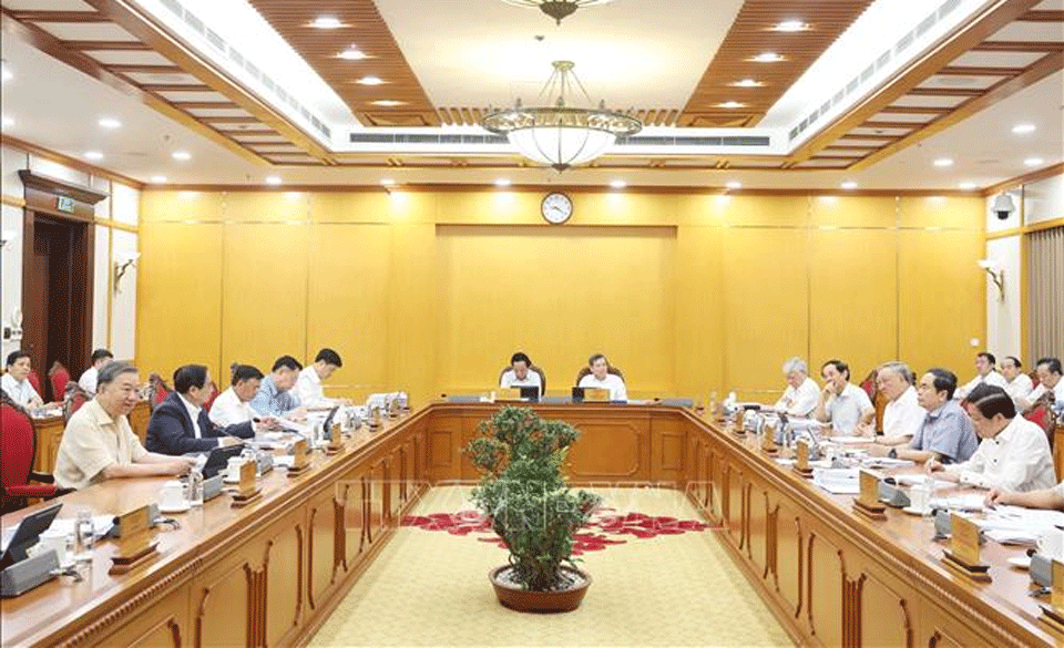 Bộ Chính trị, Ban Bí thư cho ý kiến về tình hình thực hiện Nghị quyết của Trung ương, Kết luận của Bộ Chính trị về sắp xếp tổ chức bộ máy và đơn vị hành chính. Ảnh: Thống Nhất/TTXVN
