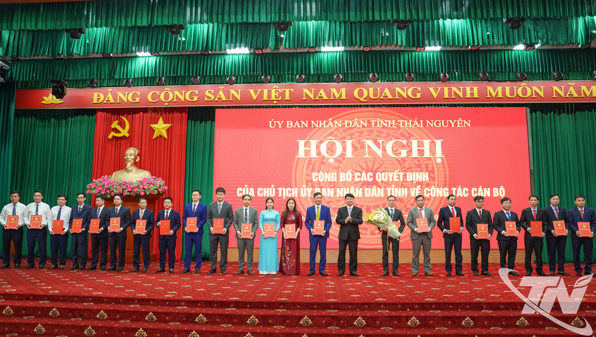 Các đồng chí lãnh đạo tỉnh trao quyết định cho các đồng chí được bổ nhiệm.