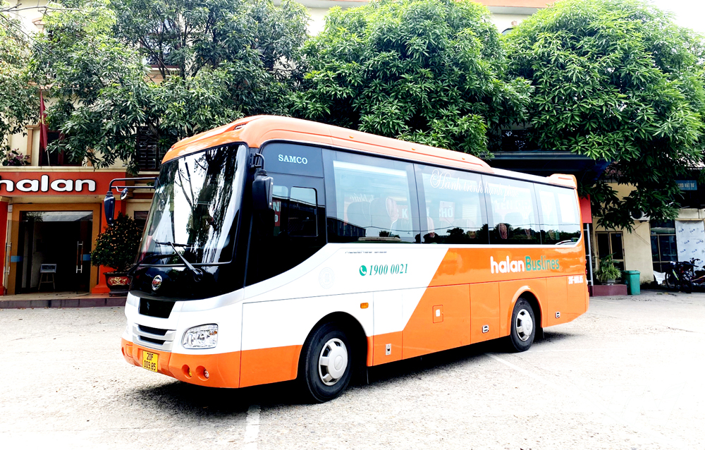 Công ty CP Thương mại và Du lịch Hà Lan bố trí khoảng 20 xe ô tô loại 9, 11, 16, 45 chỗ ngồi để đáp ứng nhu cầu đi lại trong ngày cho các cán bộ, công chức, viên chức từ Bắc Kạn về trung tâm hành chính tỉnh Thái Nguyên làm việc. Ảnh: T.L