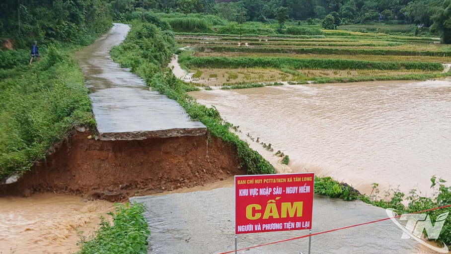 Một đoạn đường giao thông ở xã Quang Sơn bị nước lũ cuốn trôi. Ảnh TL