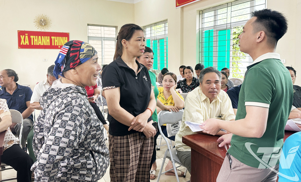 Cán bộ Trung tâm Phát triển quỹ đất tuyên truyền, giải thích về chính sách bồi thường cho người dân xã Thanh Thịnh.