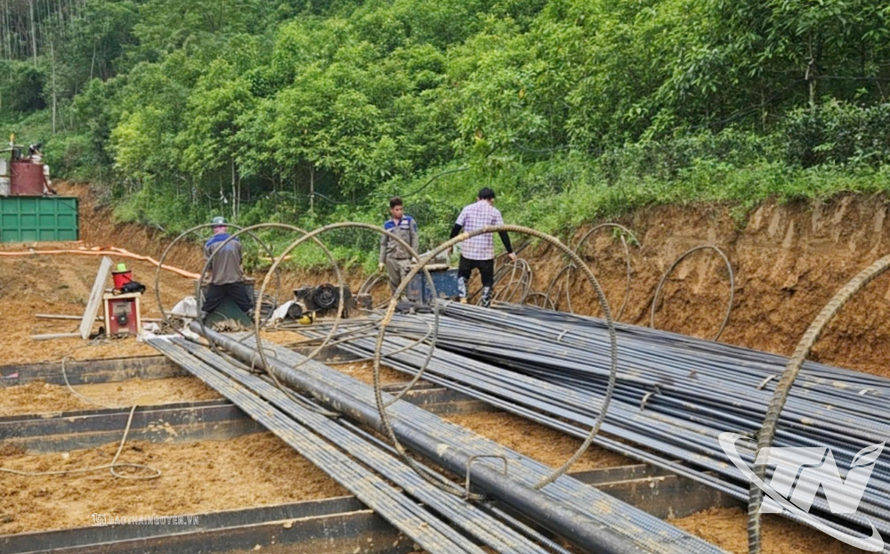 Nhà thầu tập trung vật liệu tại công trường.