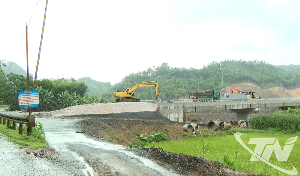 Mưa lớn làm chậm tiến độ nhiều dự án giao thông.