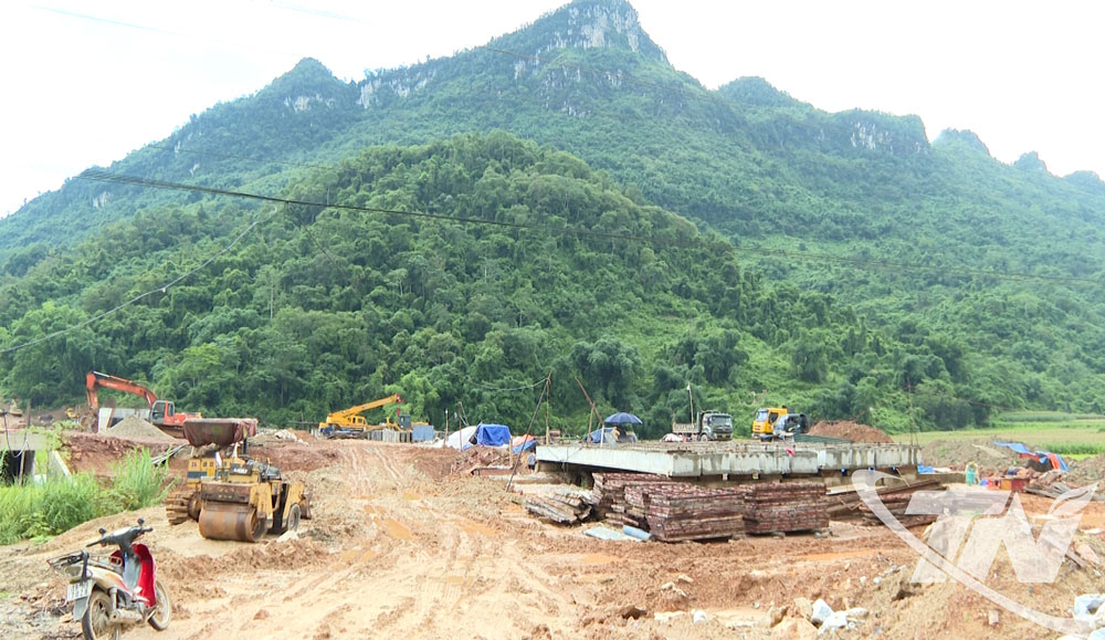 Tiến độ Dự án xây dựng tuyến đường Bắc Kạn - hồ Ba Bể kết nối sang tỉnh Tuyên Quang bị ảnh hưởng đáng kể do thời tiết.
