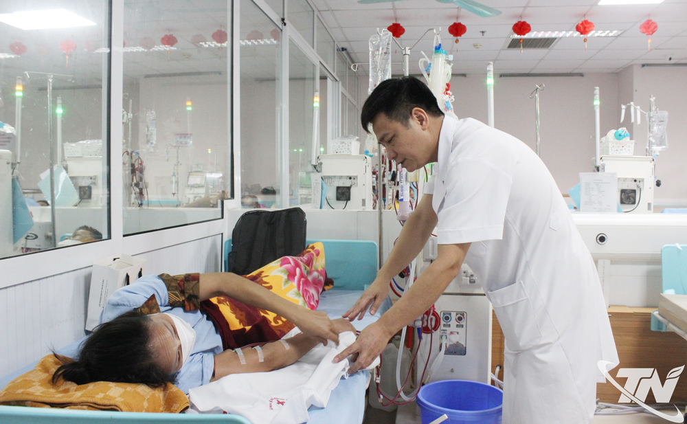 Tuân thủ phác đồ điều trị, kết hợp ăn uống, nghỉ ngơi hợp lý, chị Nguyễn Thị Phương, giáo viên Trường Tiểu học Điềm Mặc, dù nhiều năm chạy thận nhưng vẫn lên lớp giảng dạy.