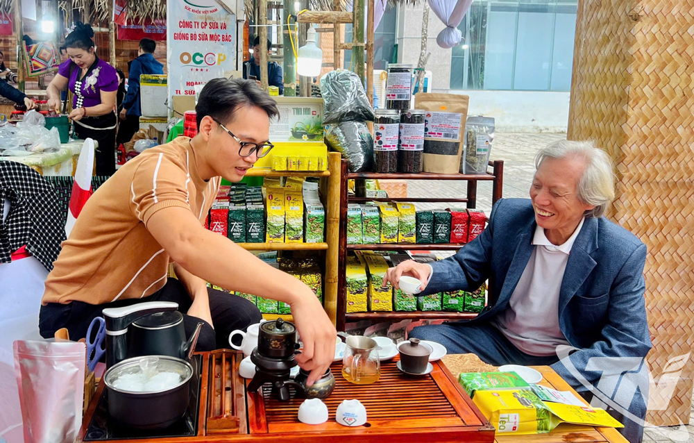 Hợp tác xã chè an toàn Sơn Thành tham gia nhiều hội chợ sản phẩm nông nghiệp để quảng bá sản phẩm tới khách hàng.