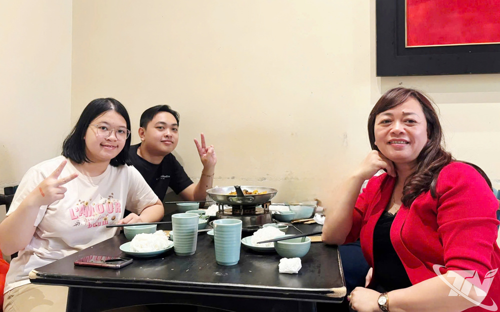 Từ khi rời công việc Nhà nước, chị Nguyễn Thị Nhung dành nhiều thời gian chăm lo cho các con.