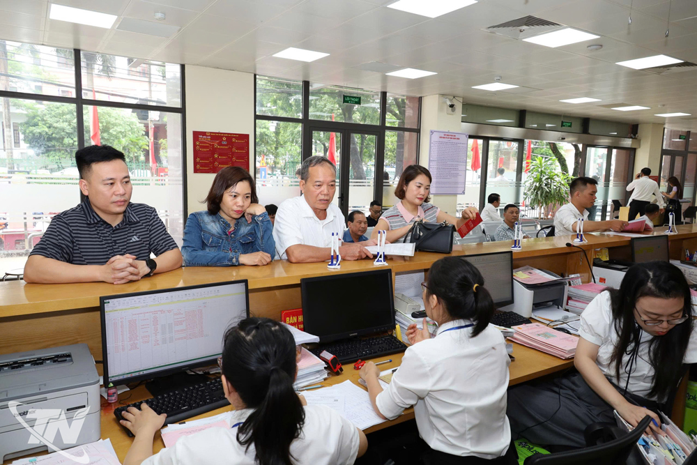 Người dân đến làm thủ tục hành chính tại Trung tâm Phục vụ hành chính công phường Phan Đình Phùng.
